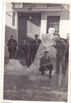 Raimundo Abella ajupit davall del ninot_1960.jpg